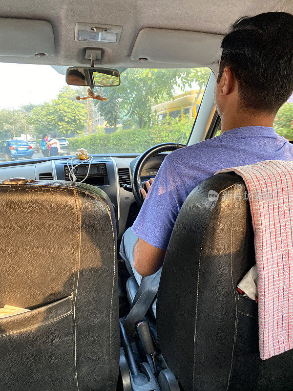 印度男子在高速公路/高速公路上驾驶私人出租车，等待车辆移动，关注前景